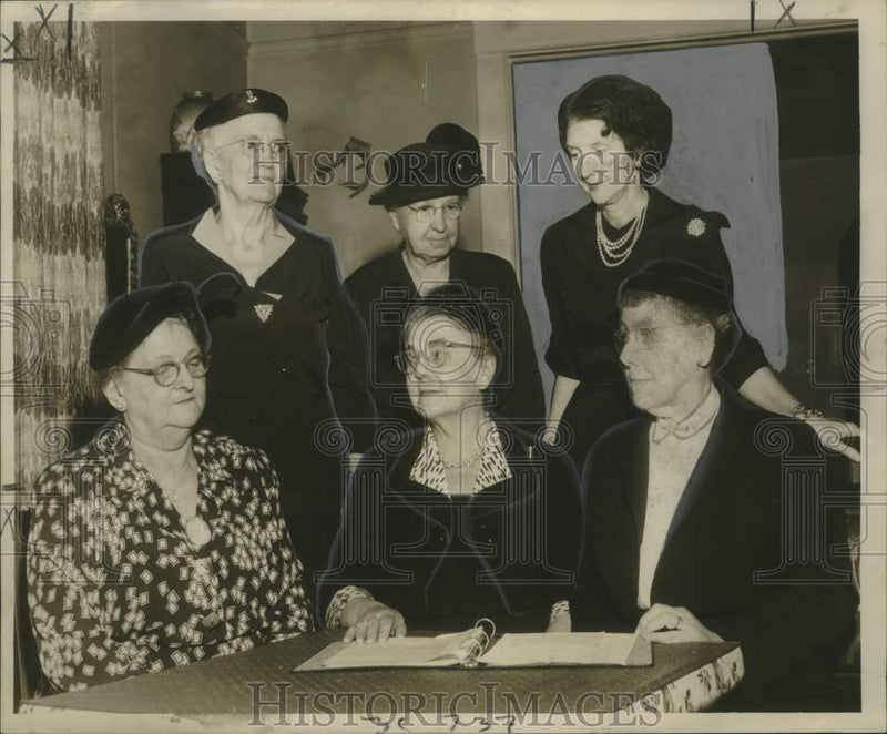 Load image into Gallery viewer, 1954 Press Photo Daughters of the Founders and Patriots of America Officers
