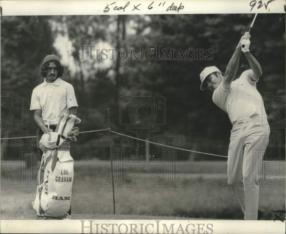 1971 Press Photo Golf Caddie Andy Martinez Watches as Lou Graham Hits the Ball- Historic Images