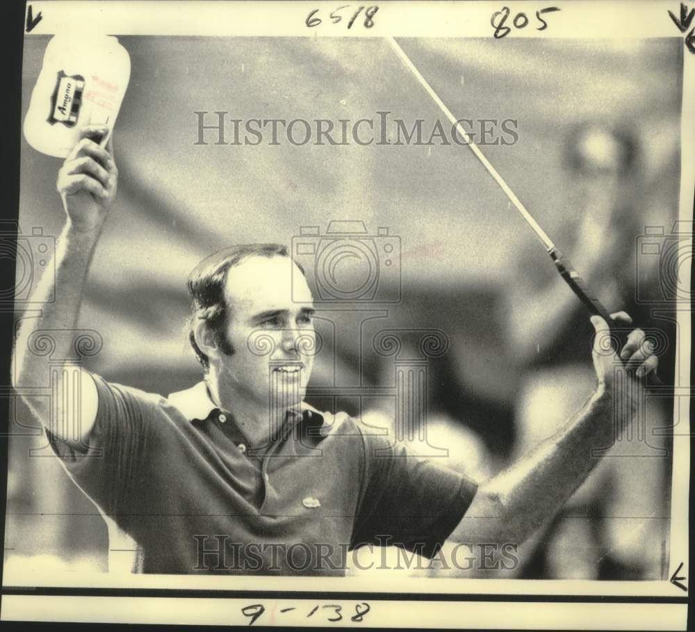 1971 Press Photo Golfer Lou Graham Tips His Hat to the Crowd - noo31216
