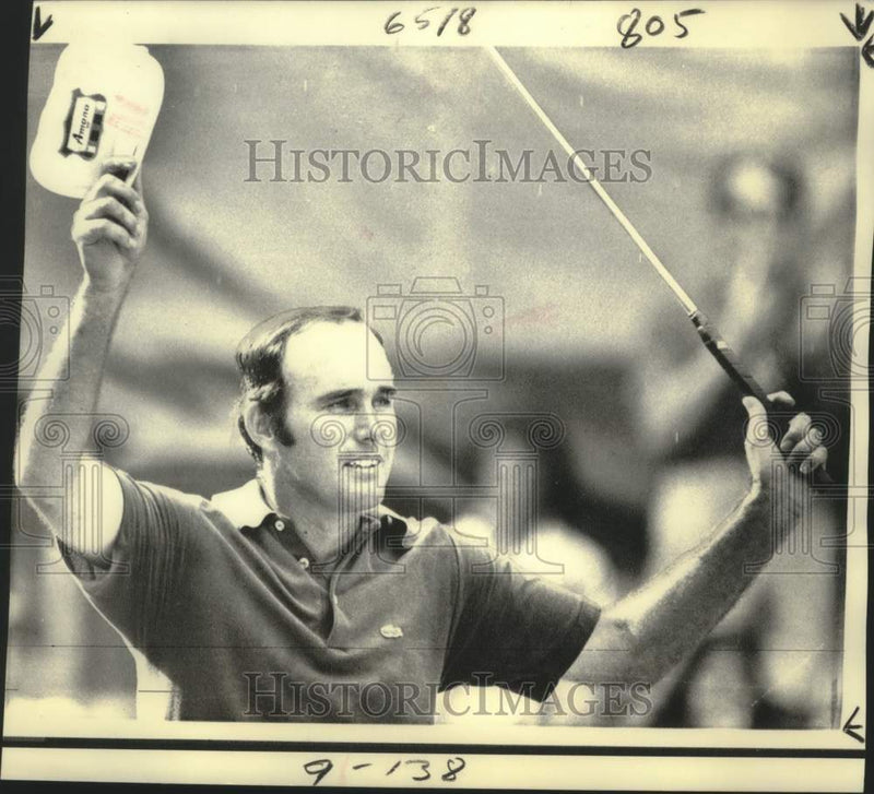 Load image into Gallery viewer, 1971 Press Photo Golfer Lou Graham Tips His Hat to the Crowd - noo31216
