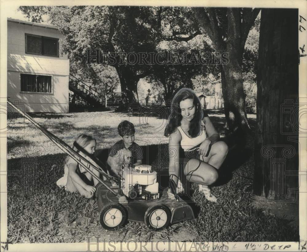 1972 Press Photo Patsy Deslatte and Children Participate in Women Against Crime