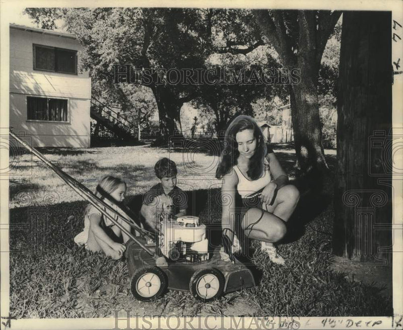 Load image into Gallery viewer, 1972 Press Photo Patsy Deslatte and Children Participate in Women Against Crime
