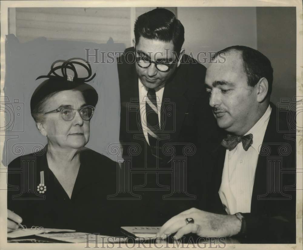 1953 Press Photo Mrs. Allen S. Hackett and Two Men Go Over Paperwork - noo31244