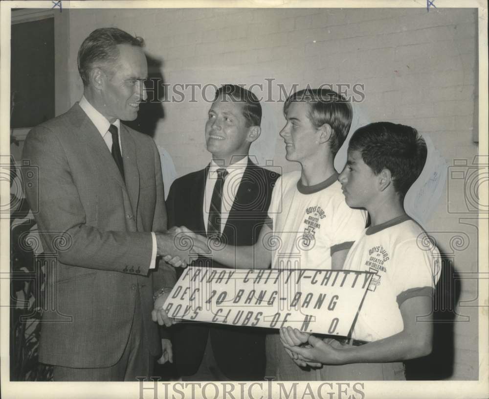 1968 Press Photo Charlton Heston Purchases Ticket for "Chitty Chitty Bang Bang"- Historic Images