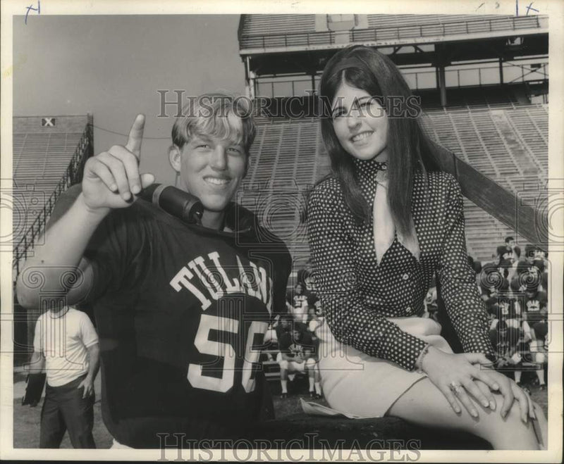 Load image into Gallery viewer, 1970 Press Photo Tulane Linebacker Ray Hester, Student Mary Marchese - noo31256
