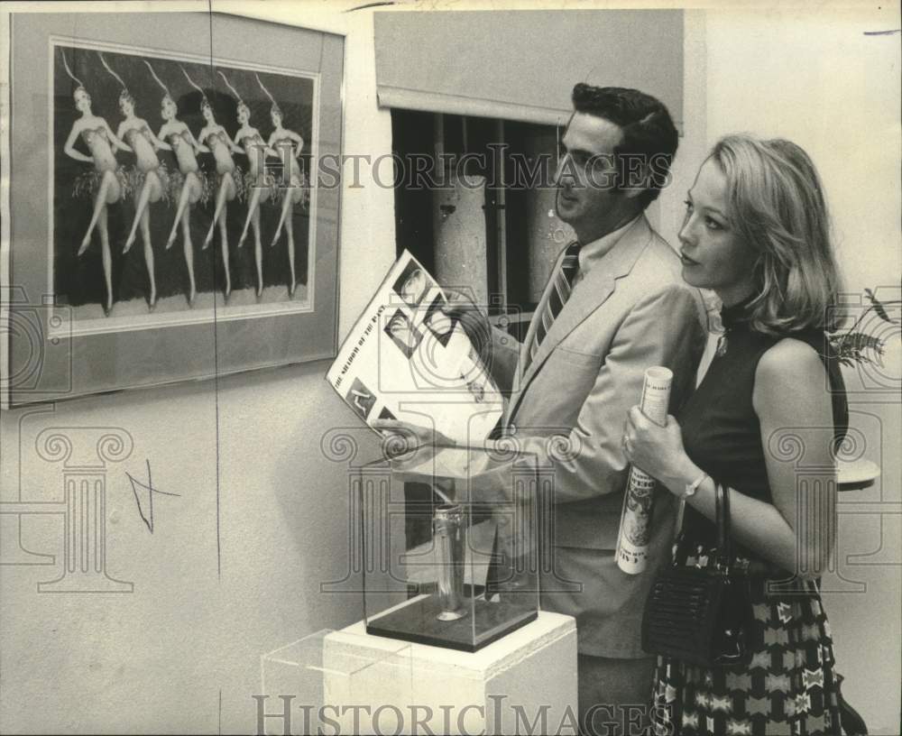 1972 Press Photo Mr. &amp; Mrs. Donald Hessemer admire picture - noo31271