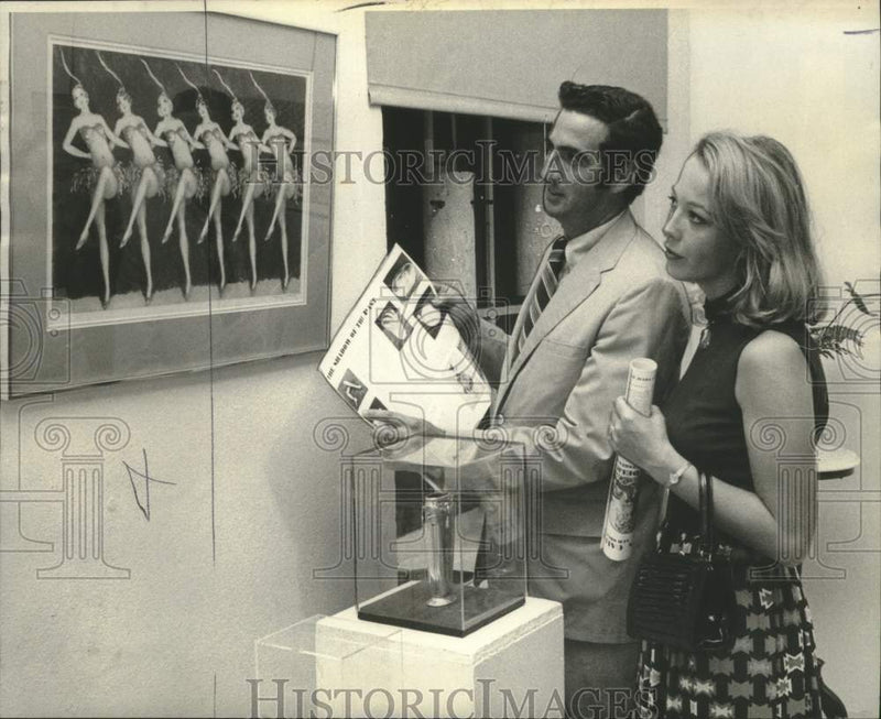 Load image into Gallery viewer, 1972 Press Photo Mr. &amp; Mrs. Donald Hessemer admire picture - noo31271
