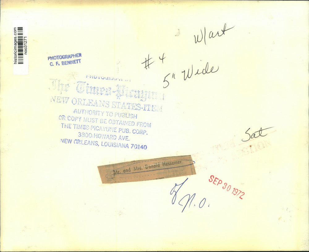 1972 Press Photo Mr. & Mrs. Donald Hessemer admire picture - noo31271