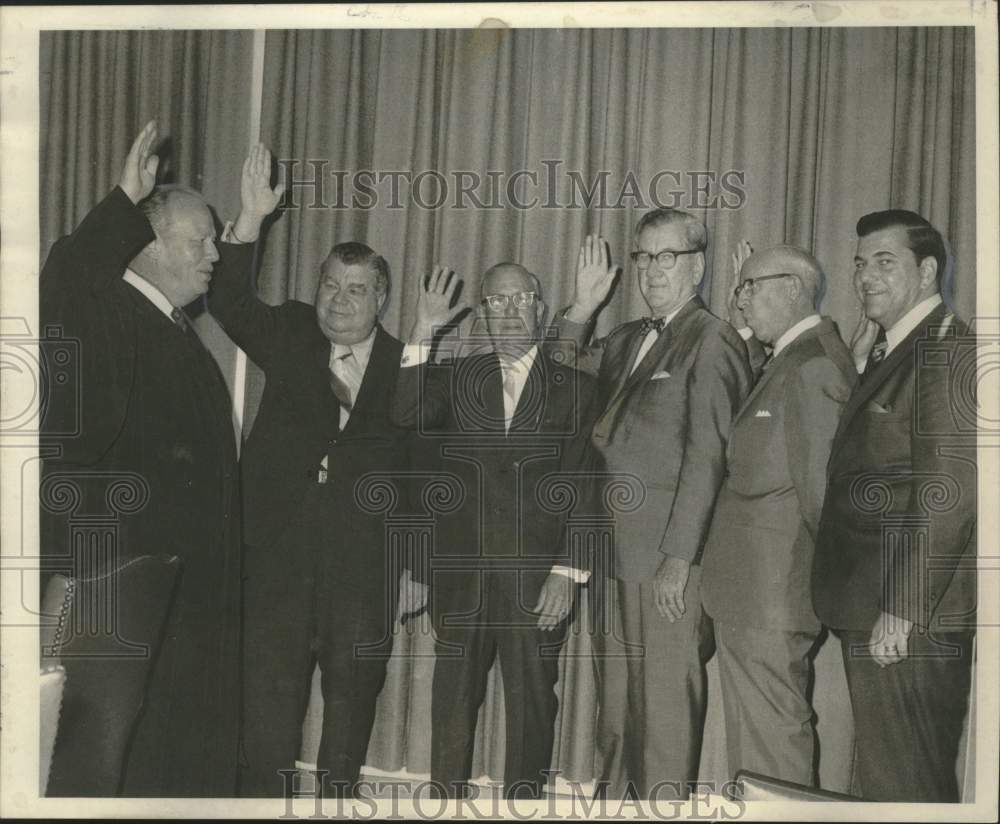 1970 Press Photo Parochial officers sworn in by Judge Rainold in New Olreans