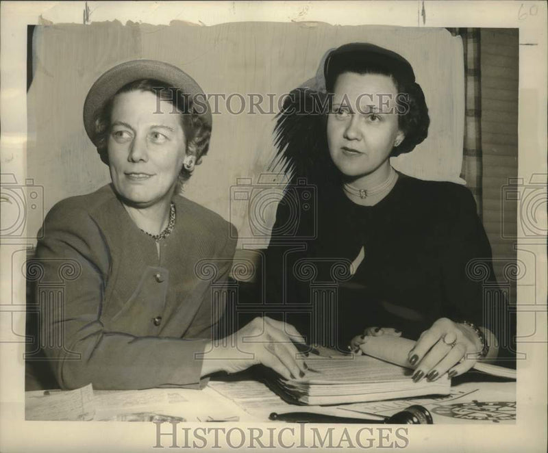 Load image into Gallery viewer, 1950 Press Photo Nona E. Martin &amp; Myrl Grennon of the Pilot Club International
