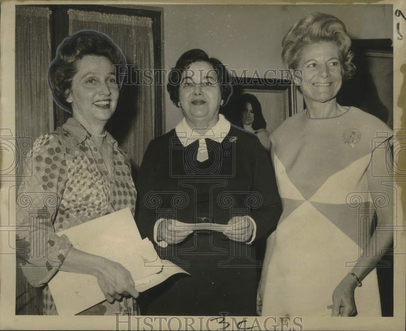 Load image into Gallery viewer, 1971 Press Photo Annual benefit event of the Pro Christo Laborantes - noo31298
