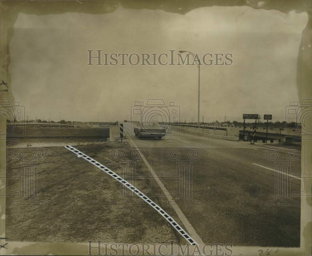 1968 Press Photo Interstate Highway at 17th Street Canal closed due to accident
