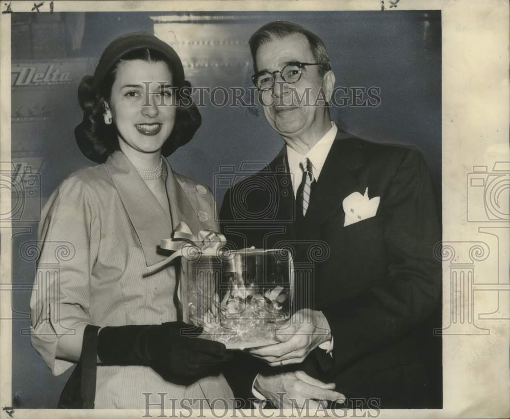 1951 Press Photo Miss Jeannie Holland, Maid of Cotton receives corsage- Historic Images