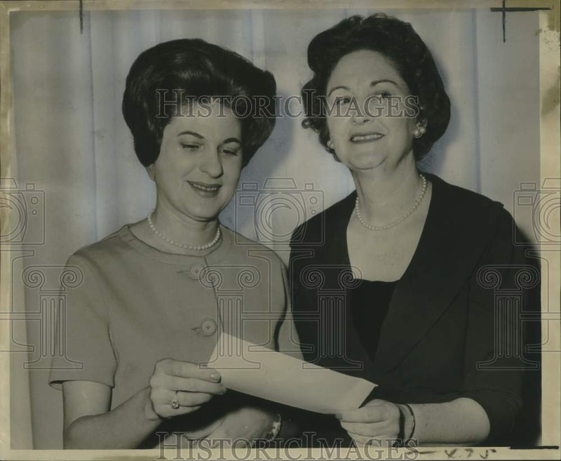 Load image into Gallery viewer, 1962 Press Photo Mrs. Lynn B. Hughes &amp; Mrs. Donald Graves, Garden Society
