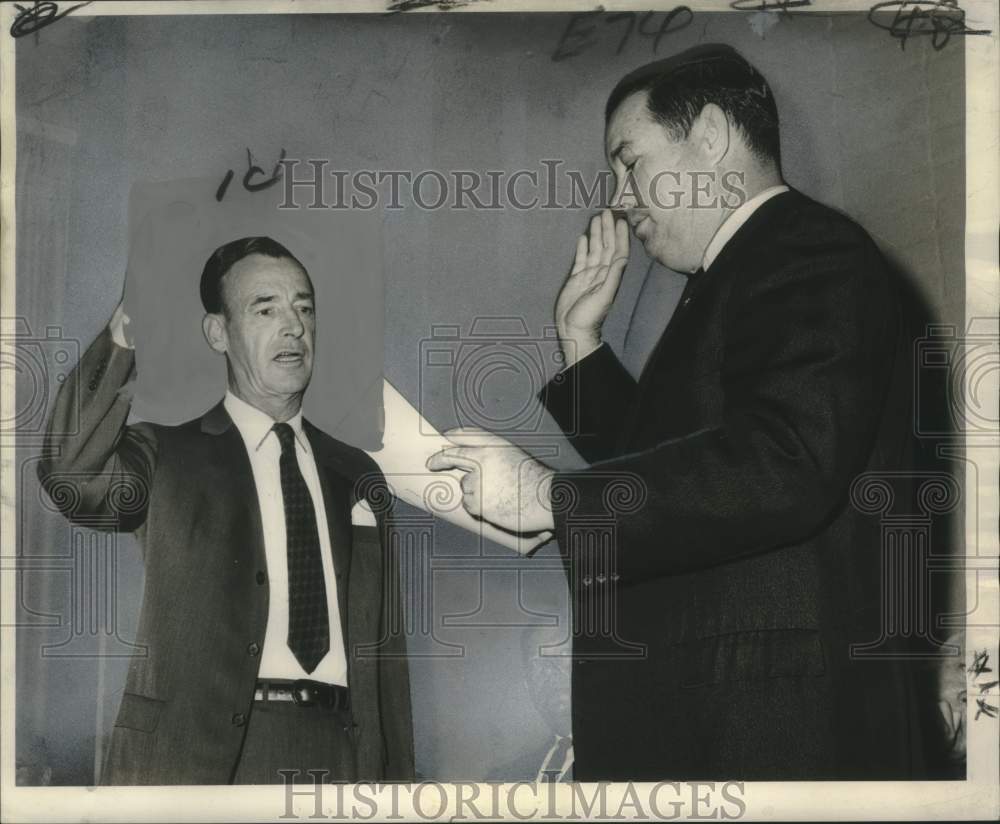 1966 Press Photo Robert G. Hughes takes the oath of office, Gretna - noo31402