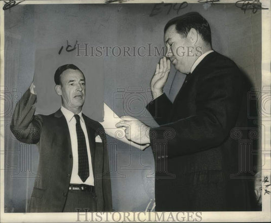 1966 Press Photo Robert G. Hughes takes the oath of office, Gretna - noo31402