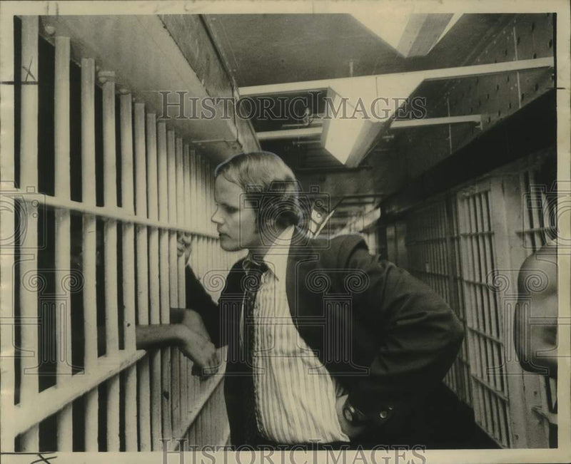 Load image into Gallery viewer, 1974 Press Photo Chaplain Gene Huffstutler talks to a prison at Parish Prison
