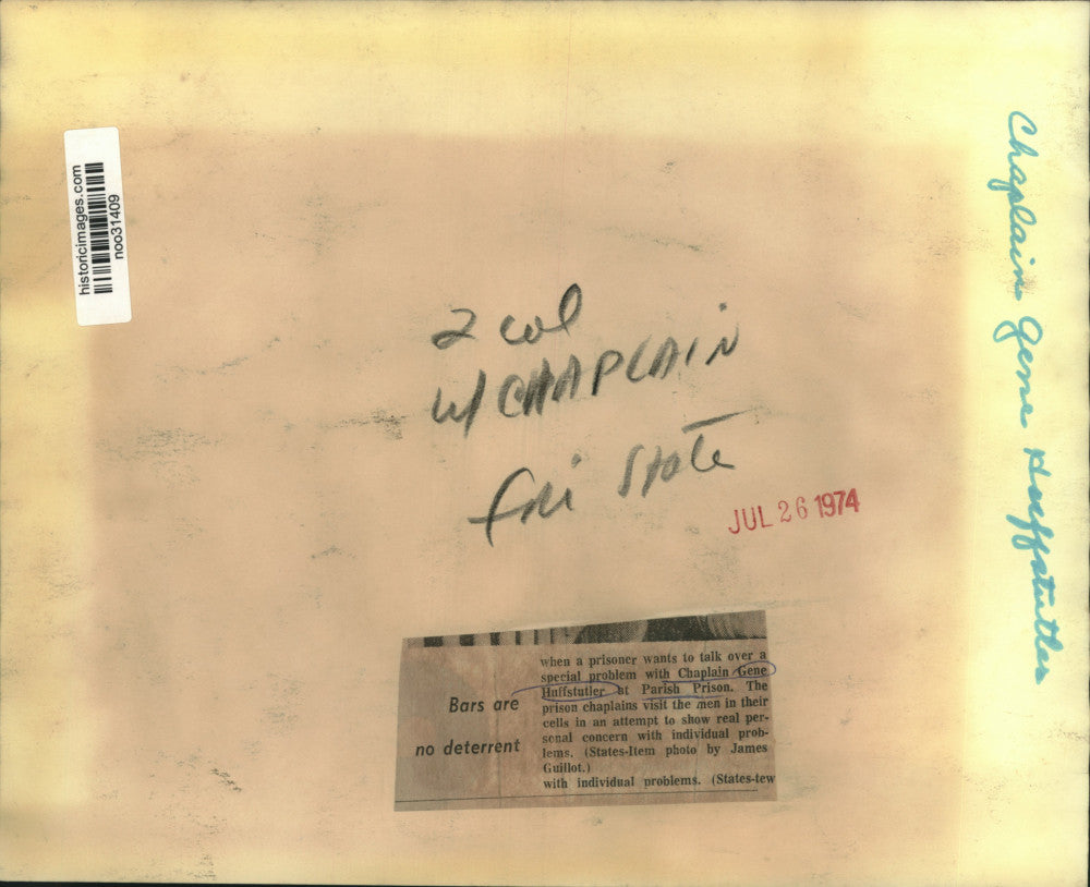 1974 Press Photo Chaplain Gene Huffstutler talks to a prison at Parish Prison