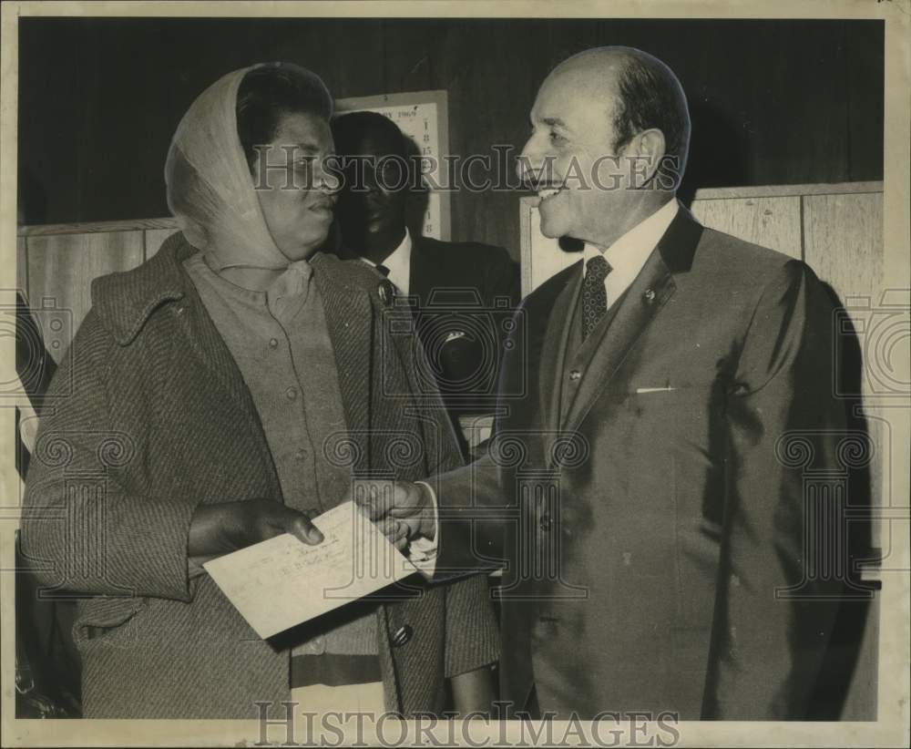 1969 Press Photo Mayor Victor H. Schiro with Mrs. Alicia Howard: Food Stamps