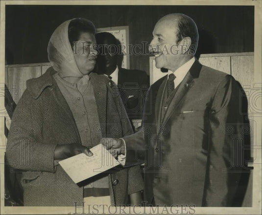 1969 Press Photo Mayor Victor H. Schiro with Mrs. Alicia Howard: Food Stamps