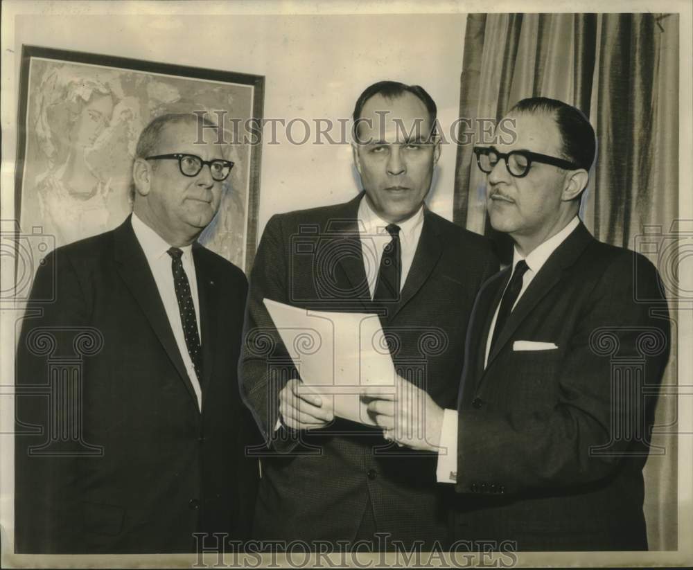 1961 Press Photo Machine Executives at Automatic Merchandising Association