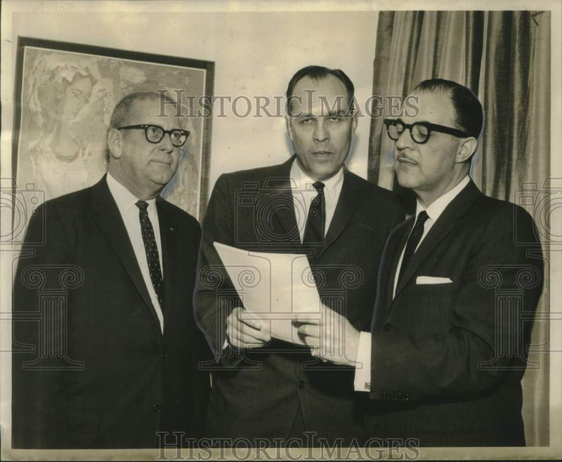 Load image into Gallery viewer, 1961 Press Photo Machine Executives at Automatic Merchandising Association
