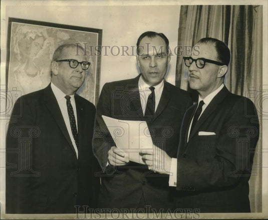 1961 Press Photo Machine Executives at Automatic Merchandising Association