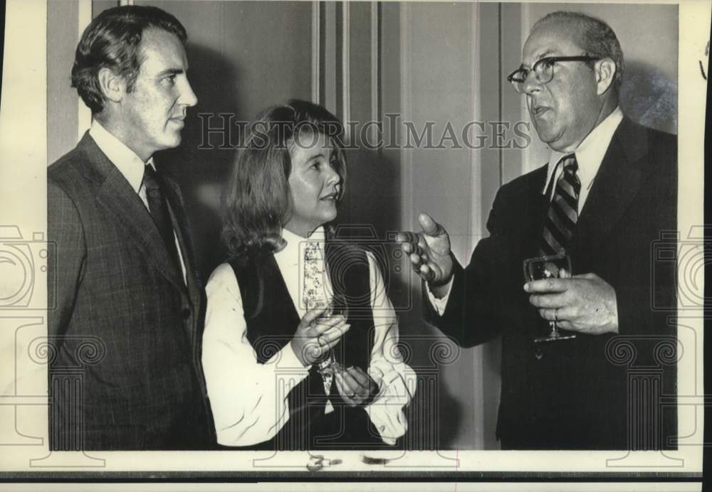 1973 Press Photo U.S. Treasury Secretary George Shultz with Jeffery S. Howlesy