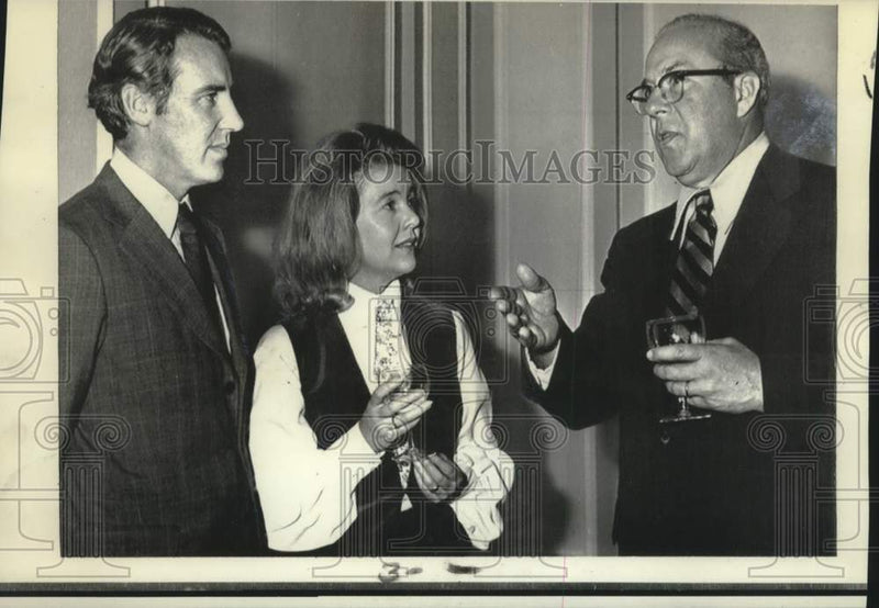 Load image into Gallery viewer, 1973 Press Photo U.S. Treasury Secretary George Shultz with Jeffery S. Howlesy
