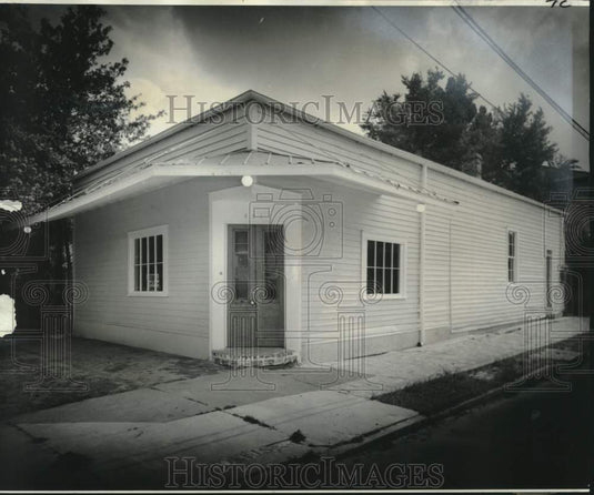 1974 Press Photo Old neighborhood grocery store at Marengo and Constance