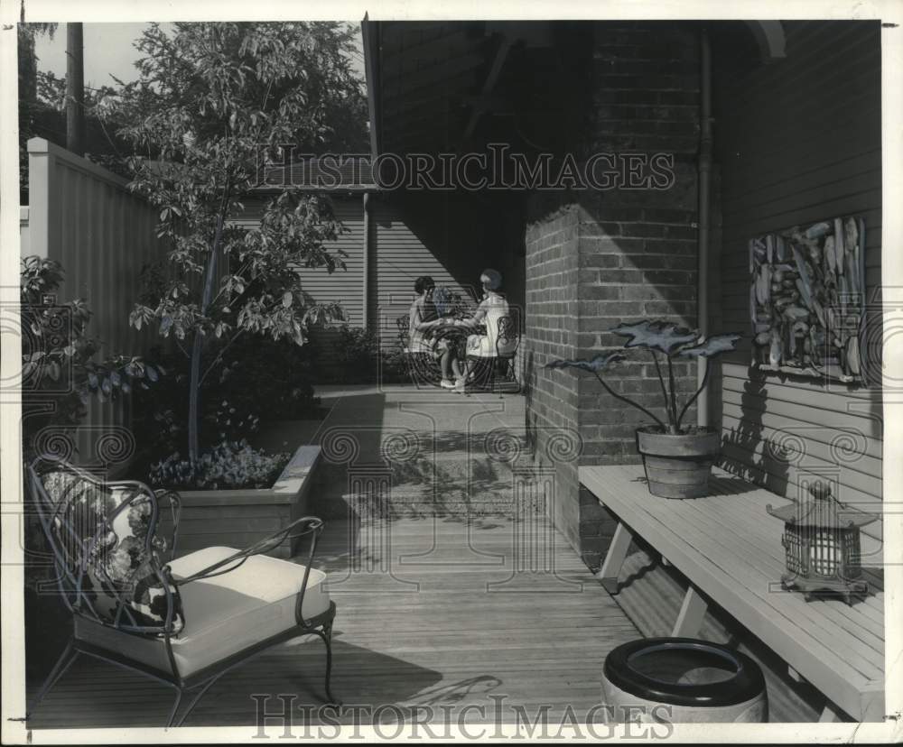 1970 Press Photo A &#39;Mini&#39; Court gives home secluded entry - noo31544