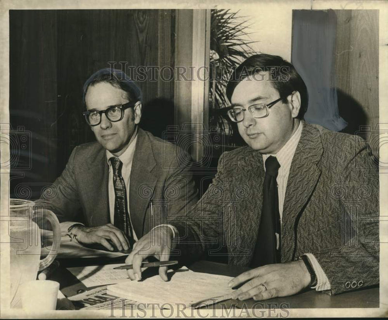 Load image into Gallery viewer, 1973 Press Photo Everett C. Ladd &amp; Perry Howard- Political science seminar
