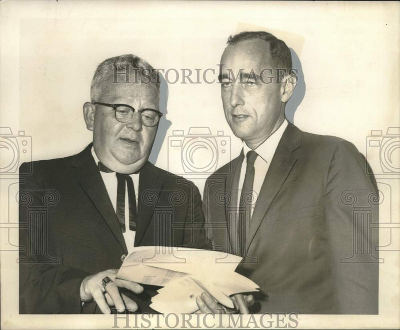 Load image into Gallery viewer, 1965 Press Photo Robert Roper &amp; Robert L. Howard- Secretary Manager's Conference
