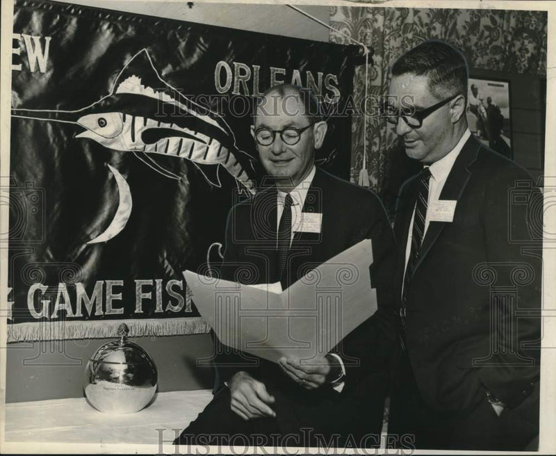 Load image into Gallery viewer, 1966 Press Photo Harley Howcott &amp; Dr. Don De Sylva at the Game Fish Conference
