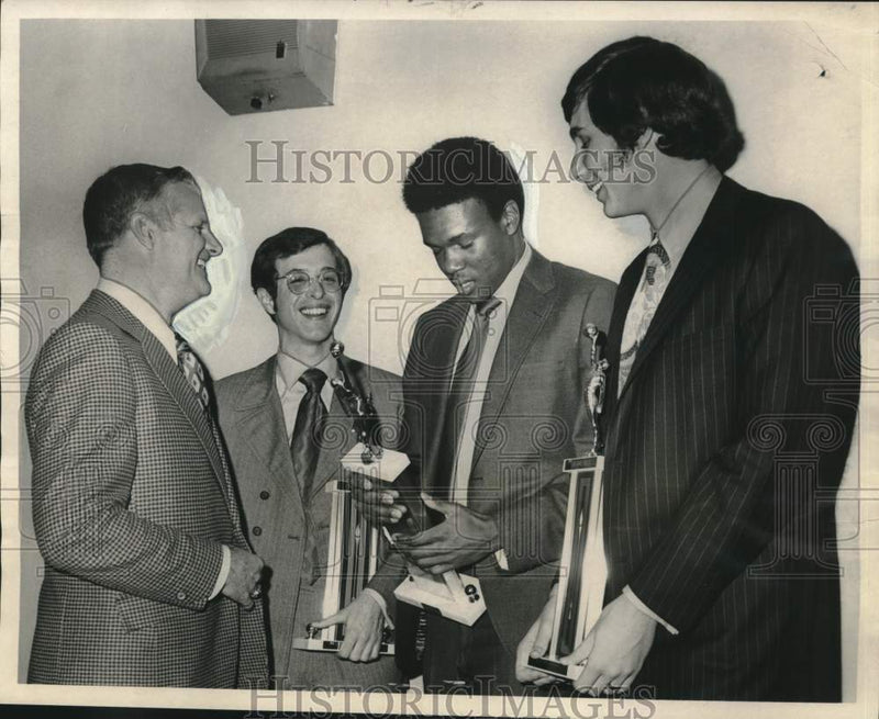 Load image into Gallery viewer, 1971 Press Photo Former Tulane basketball coach Ralph Pedersen &amp; 3 seniors
