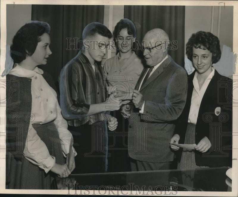 Load image into Gallery viewer, 1960 Press Photo New Orleans Bar Association presents awards - noo31612
