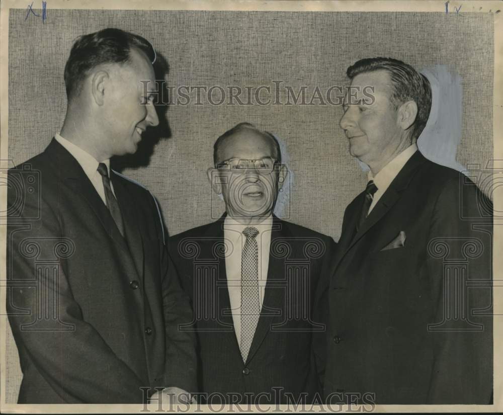 1967 Press Photo Doctors Confer at the accounting lectures program at Lenfant's