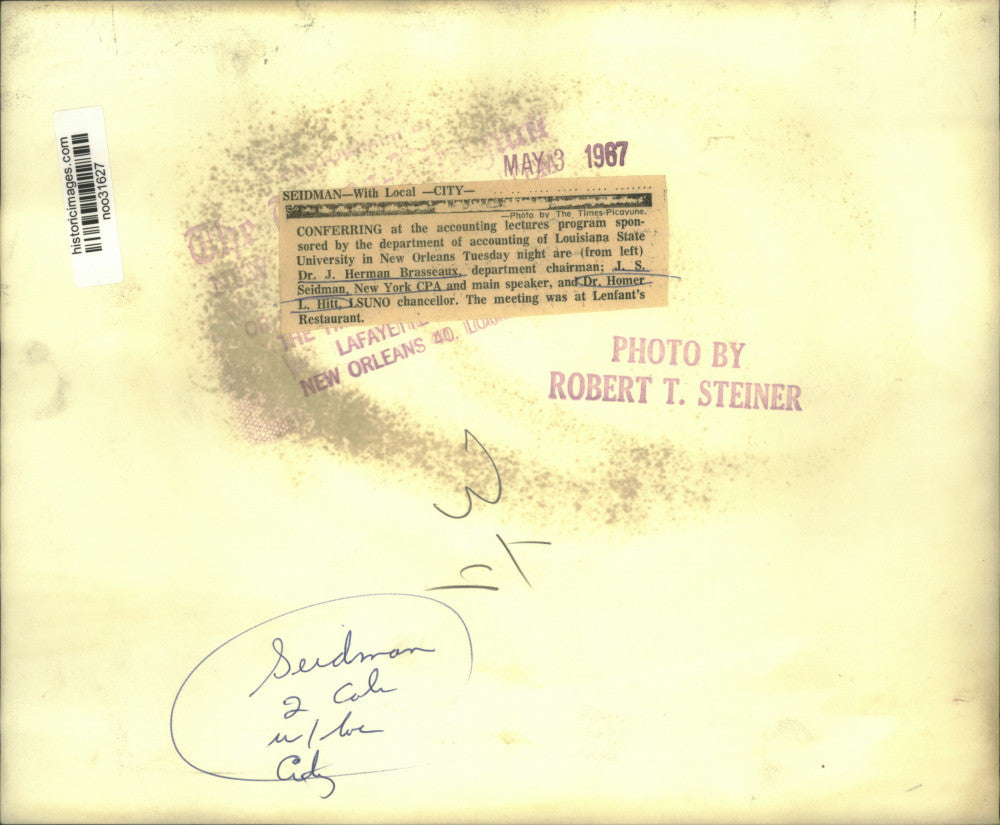 1967 Press Photo Doctors Confer at the accounting lectures program at Lenfant's