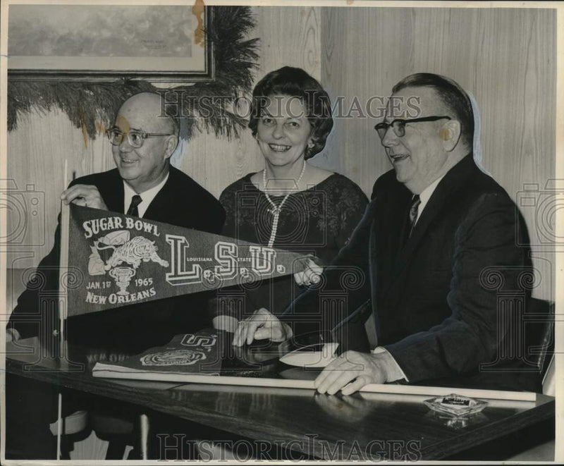 Load image into Gallery viewer, 1964 Press Photo Party for the Tiger football team in Al Hirt's night club
