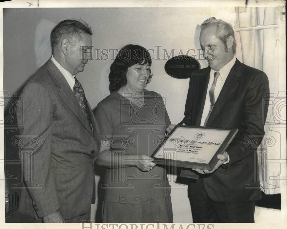 1973 Press Photo Mr. and Mrs. Wesley Hurley accept the Service to Mankind Award