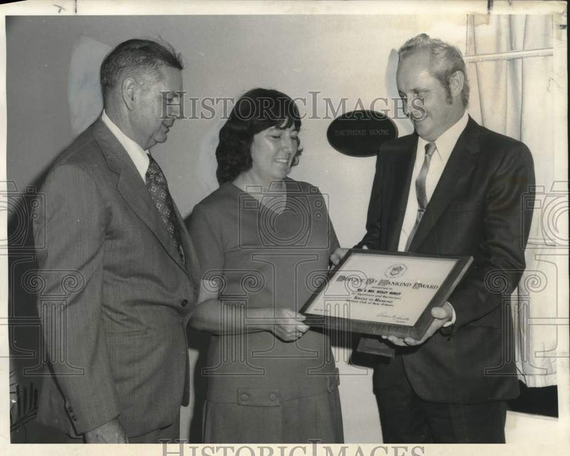 Load image into Gallery viewer, 1973 Press Photo Mr. and Mrs. Wesley Hurley accept the Service to Mankind Award
