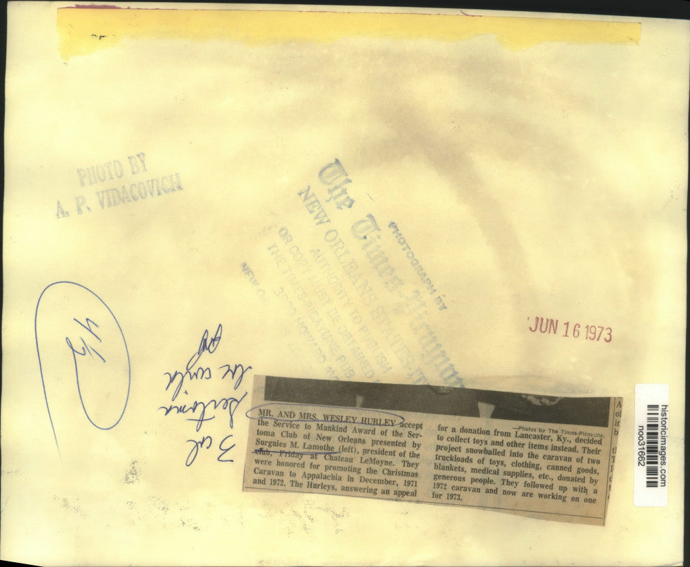 1973 Press Photo Mr. and Mrs. Wesley Hurley accept the Service to Mankind Award