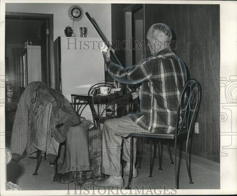 1964 Press Photo Louisiana Heart Association recommends Check-up for Hunters