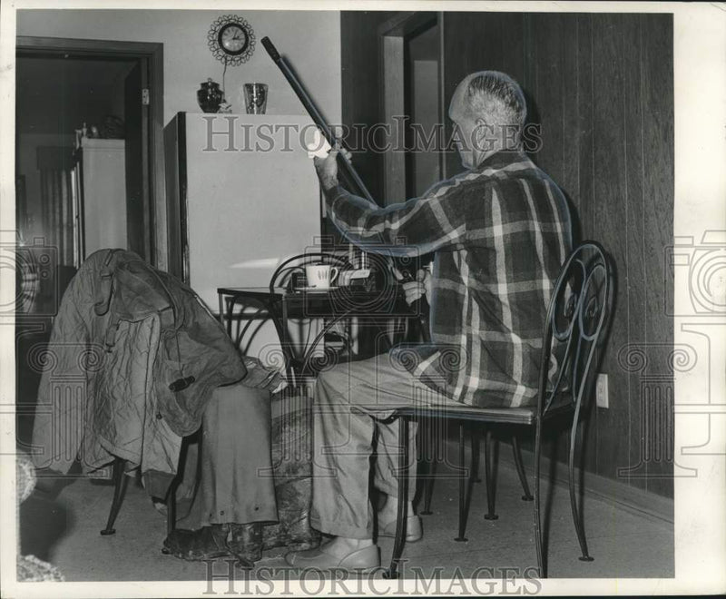 Load image into Gallery viewer, 1964 Press Photo Louisiana Heart Association recommends Check-up for Hunters
