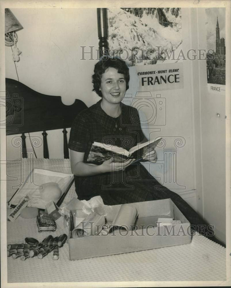 Load image into Gallery viewer, 1960 Press Photo Nina Jacobs sponsored two-month trip to France - noo31708
