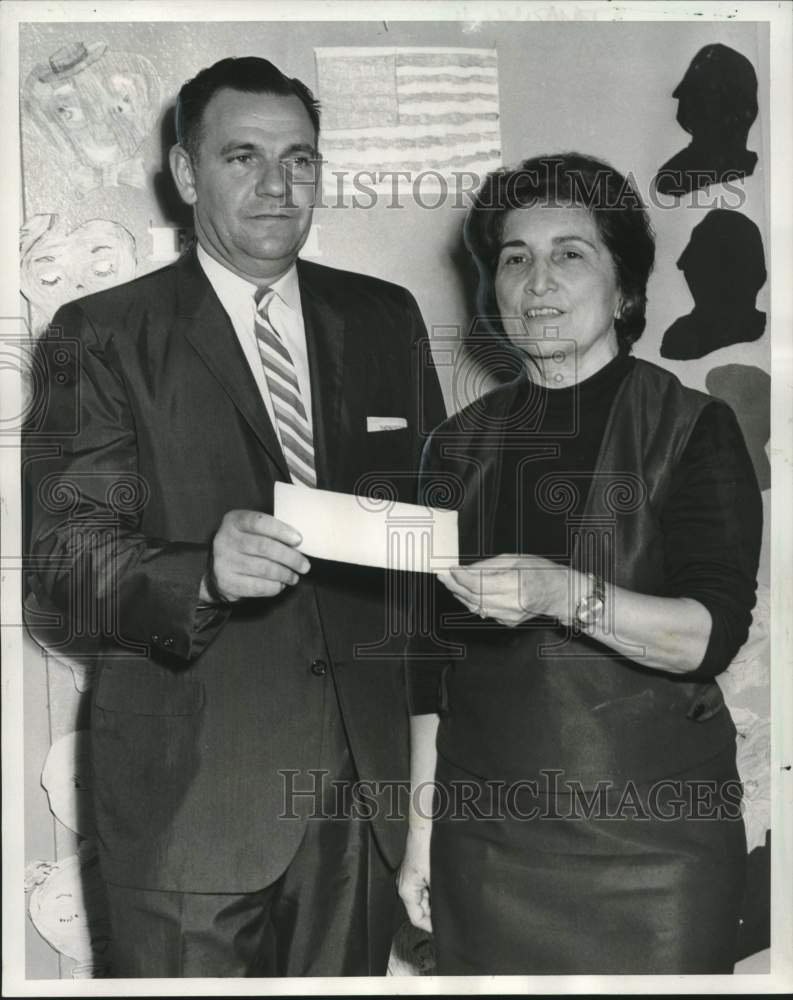 1966 Press Photo Boulevard School Presents Check to Algiers Association