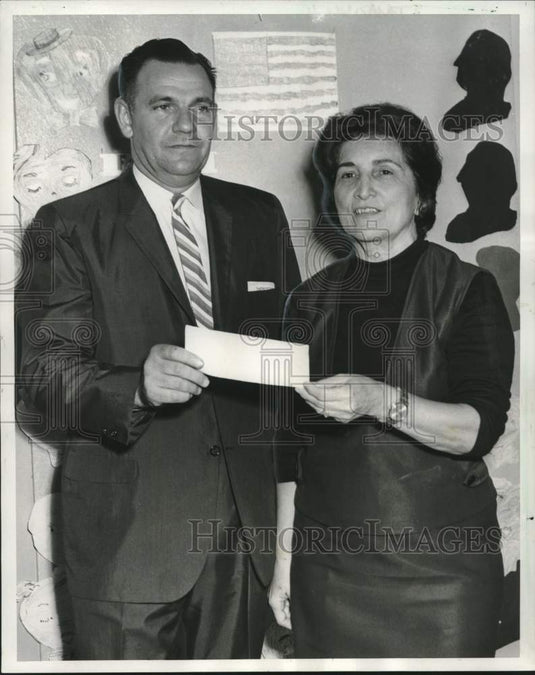 1966 Press Photo Boulevard School Presents Check to Algiers Association