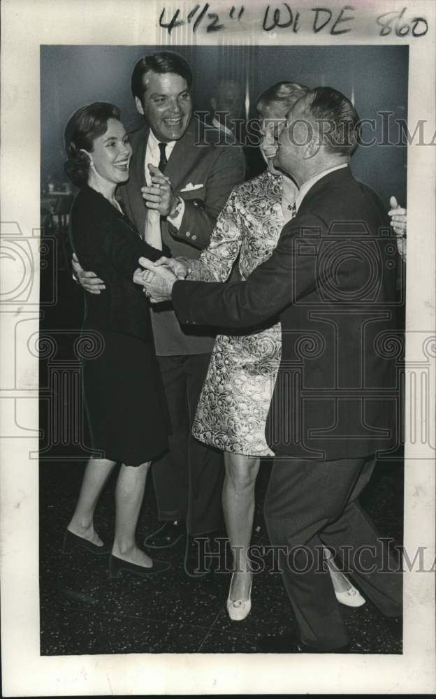 Load image into Gallery viewer, 1971 Press Photo Mr. &amp; Mrs. Barton Jahncke and Mr. Iris Krupp &amp; Mr. Rib Haase

