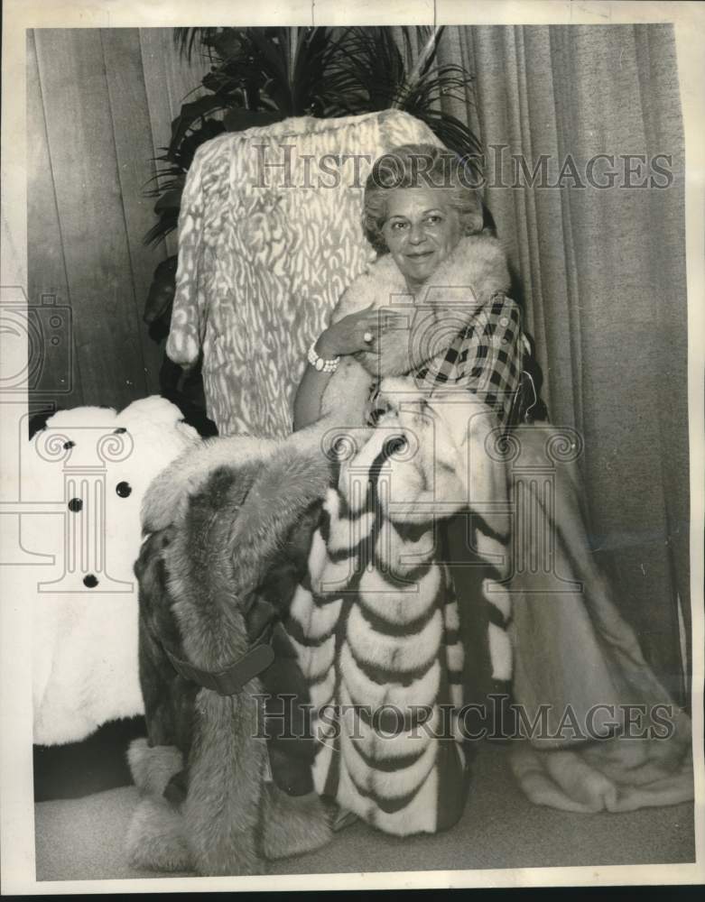 Load image into Gallery viewer, 1969 Press Photo Miss Lillian Jaffe with her fur collection - noo31785
