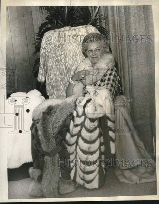 1969 Press Photo Miss Lillian Jaffe with her fur collection - noo31785